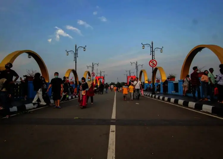 Potret Warga Mulai Berlibur di Kawasan Jembatan Berendeng