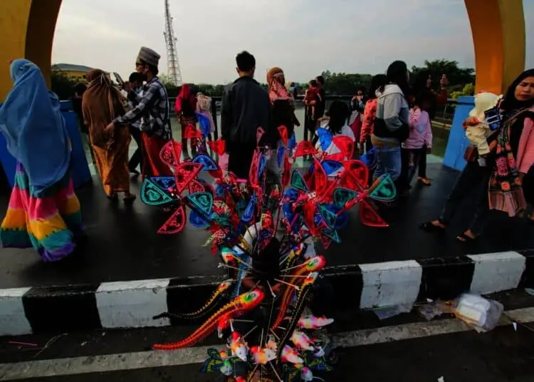 Potret Warga Mulai Berlibur di Kawasan Jembatan Berendeng