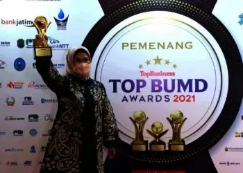 Bupati Serang, Ratu Tatu Chasanah, menunjukkan penghargaan yang diraihnya. (ISTIMEWA)