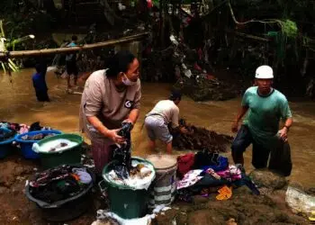Korban Banjir Bandang di Pandeglang Pungut Pakaian yang Hanyut