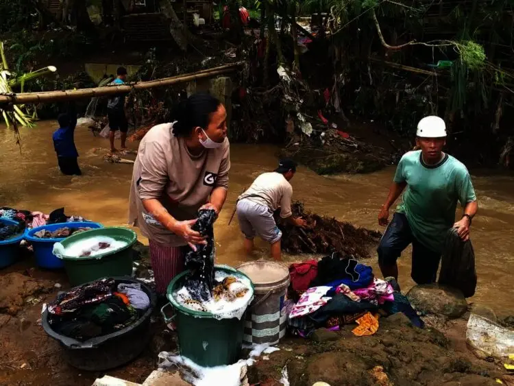 Korban Banjir Bandang di Pandeglang Pungut Pakaian yang Hanyut