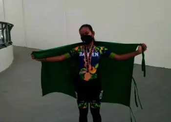 MEDALI PERDANA: Atlet sepatu roda Saskia Rahma sukses meraih medali pertama untuk kontingen Banten pada PON XX Papua 2020, Senin (27/9/2021). Saskia memperoleh medali perunggu dari nomor individual time trial 100 meter putri. (ISTIMEWA)