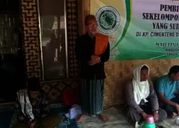 PEMBINAAN–Ketua MUI Kabupaten Pandeglang, KH. Tubagus Hamdi Ma'ani, saat memberikan pembinaan kepada kelompok aliran Hakdzat, beberapa waktu lalu. (DOKUMEN PRIBADI)
