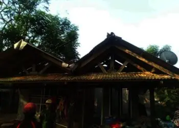KEBAKARAN–Rumah warga Kampung Muara Dua RT 001 RW 001, Desa Cikiruhwetan, Kecamatan Cikeusik, Kabupaten Pandeglang, dilalap si jago merah, Rabu (29/9/2021). (ISTIMEWA)