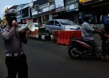 Anggota Satlantas Polres Pandeglang, sedang menyosialisasikan agenda Operasi Patuh Maung 2021, Senin (20/9/2021). (NIPAL SUTIANA/SATELITNEWS.ID)