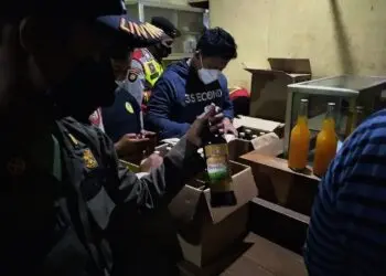 Anggota Satpol PP razia Miras. (ISTIMEWA)