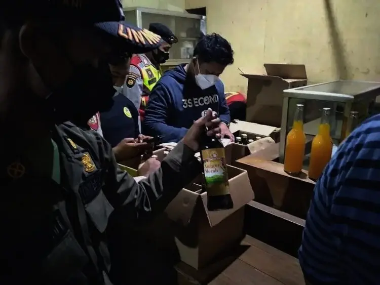 Anggota Satpol PP razia Miras. (ISTIMEWA)
