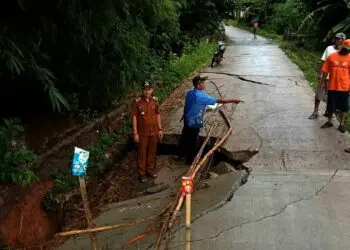 TPT Kali Conteng Amblas, Jalan Kampung Ikut Amblas