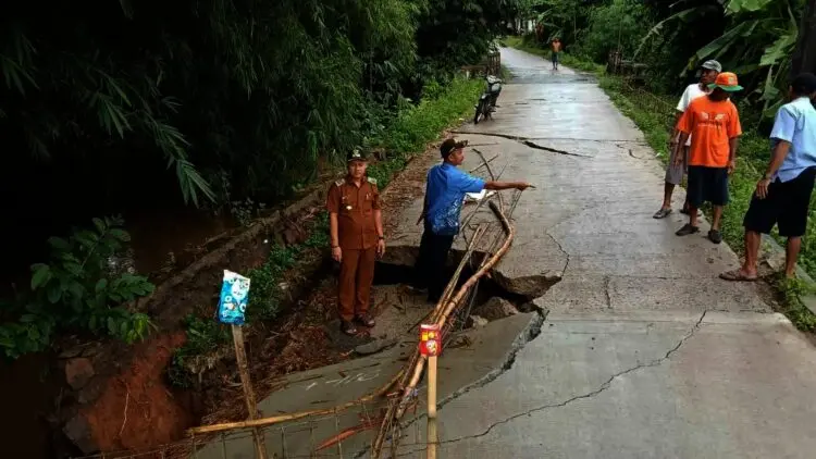 TPT Kali Conteng Amblas, Jalan Kampung Ikut Amblas
