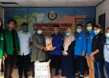 Ratusan Mahasiswa Distribusikan Sembako Secara Serentak di 20 RT