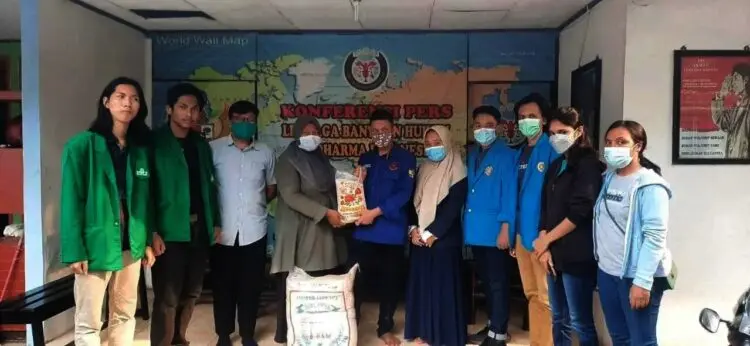 Ratusan Mahasiswa Distribusikan Sembako Secara Serentak di 20 RT