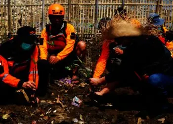 Potret Relawan Tanam Mangrove di Pulau Sampah Tanjung Burung