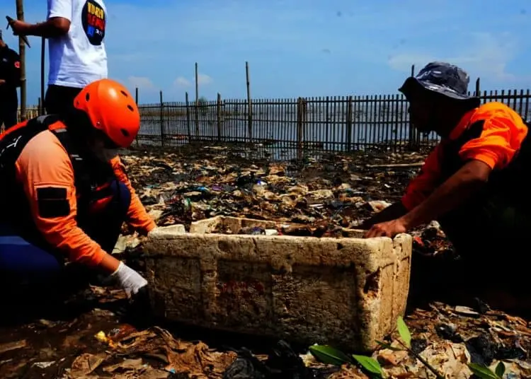 Potret Relawan Tanam Mangrove di Pulau Sampah Tanjung Burung