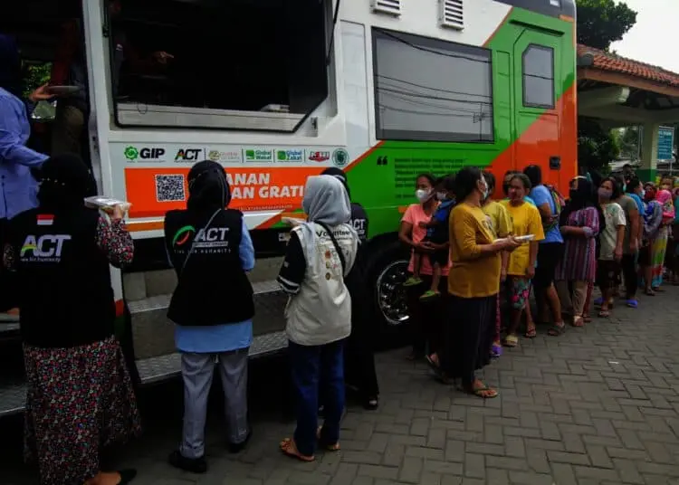 Potret Berbagi Makanan Gratis di Kampung Pemulung Cimone
