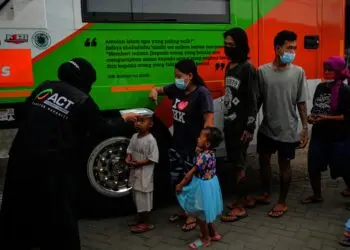 Potret Berbagi Makanan Gratis di Kampung Pemulung Cimone