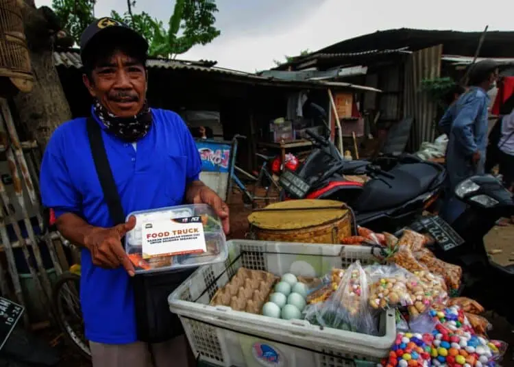 Potret Berbagi Makanan Gratis di Kampung Pemulung Cimone
