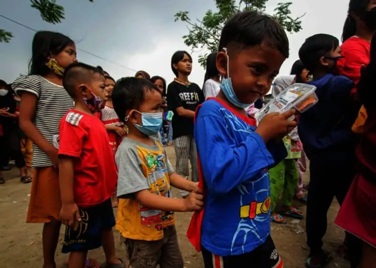 Potret Berbagi Makanan Gratis di Kampung Pemulung Cimone