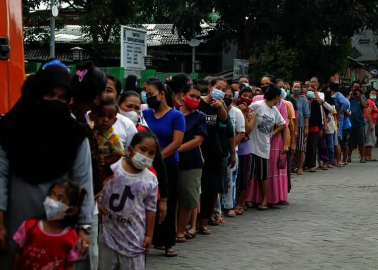 Potret Berbagi Makanan Gratis di Kampung Pemulung Cimone