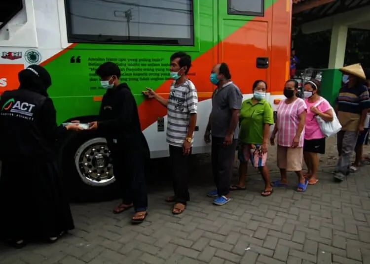 Potret Berbagi Makanan Gratis di Kampung Pemulung Cimone