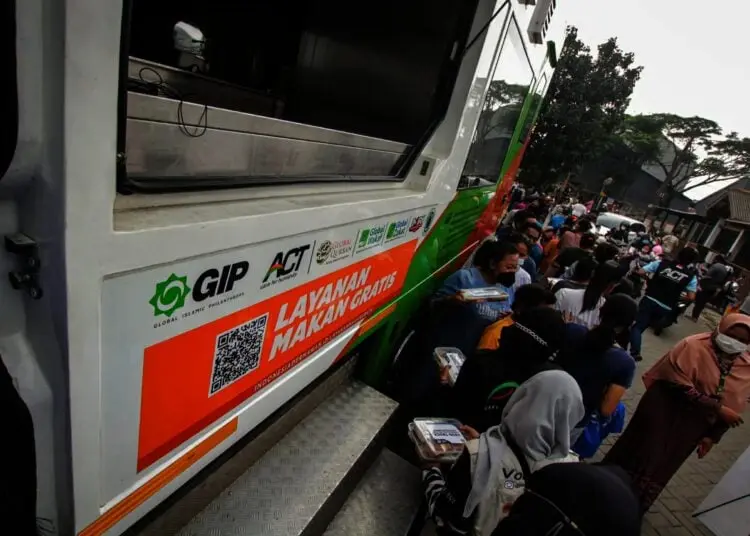 Potret Berbagi Makanan Gratis di Kampung Pemulung Cimone