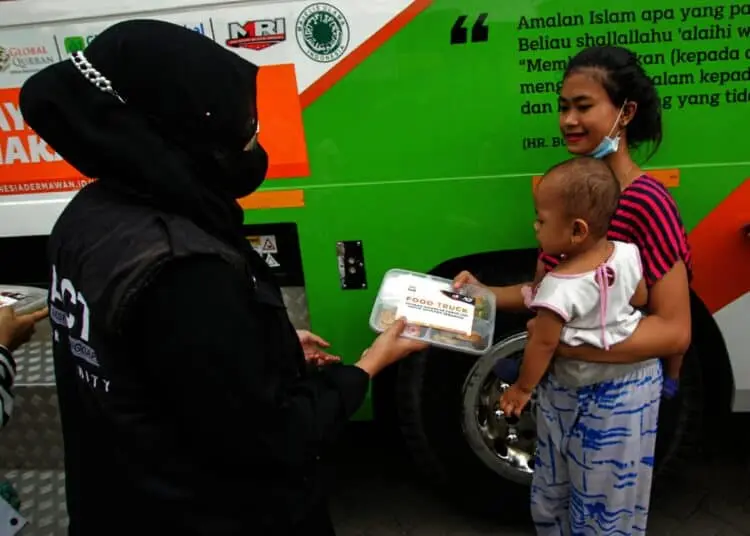 Potret Berbagi Makanan Gratis di Kampung Pemulung Cimone