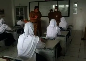 Hari Pertama PTM SMP di Kota Tangerang, Wali Kota Arief: Pulang Sekolah Bajunya Langsung Dicuci