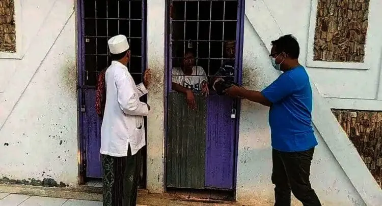 Komunitas Rakyat Memberi Bagikan Makanan Kepada ODGJ