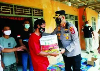 Kapolres Santuni Keluarga Korban Tenggelam di Sungai Cidurian