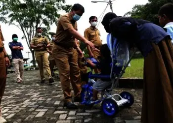 Sekda Kabupaten Tangerang Sambangi Nenek Ating di Panti Sosial