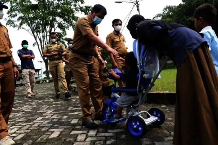 Sekda Kabupaten Tangerang Sambangi Nenek Ating di Panti Sosial