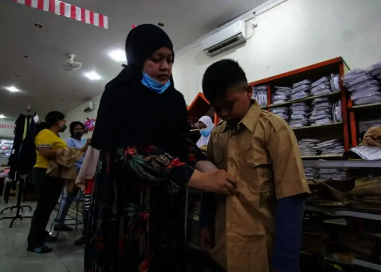 Potret Toko Seragam Sekolah di Tangerang Kebanjiran Pembeli