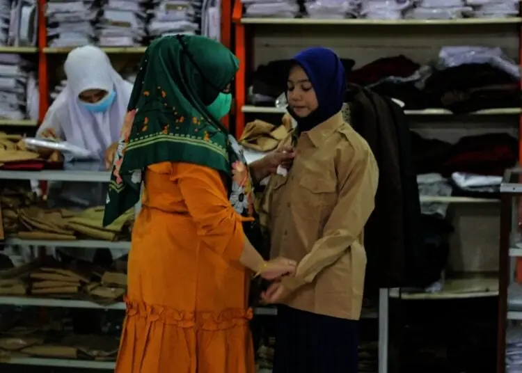 Potret Toko Seragam Sekolah di Tangerang Kebanjiran Pembeli