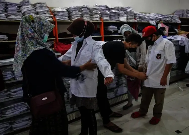 Potret Toko Seragam Sekolah di Tangerang Kebanjiran Pembeli