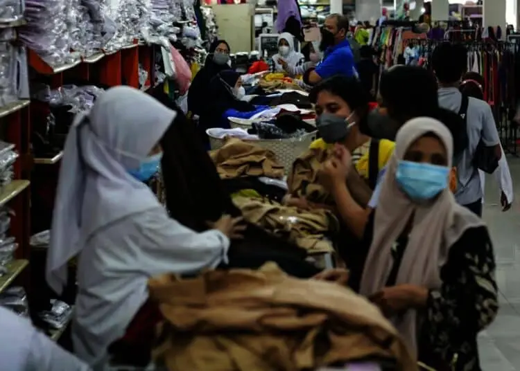 Potret Toko Seragam Sekolah di Tangerang Kebanjiran Pembeli