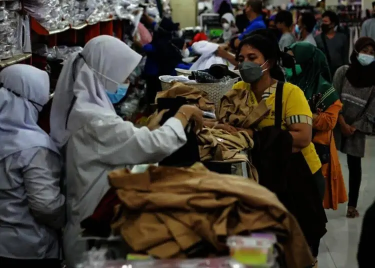 Potret Toko Seragam Sekolah di Tangerang Kebanjiran Pembeli