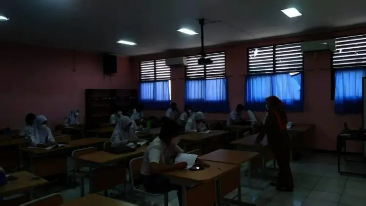 Hari Pertama PTM, Siswa SMKN 2 Kota Tangerang Beradaptasi