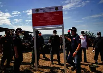 Potret Petugas KLHK Tutup TPS Liar di Neglasari Kota Tangerang
