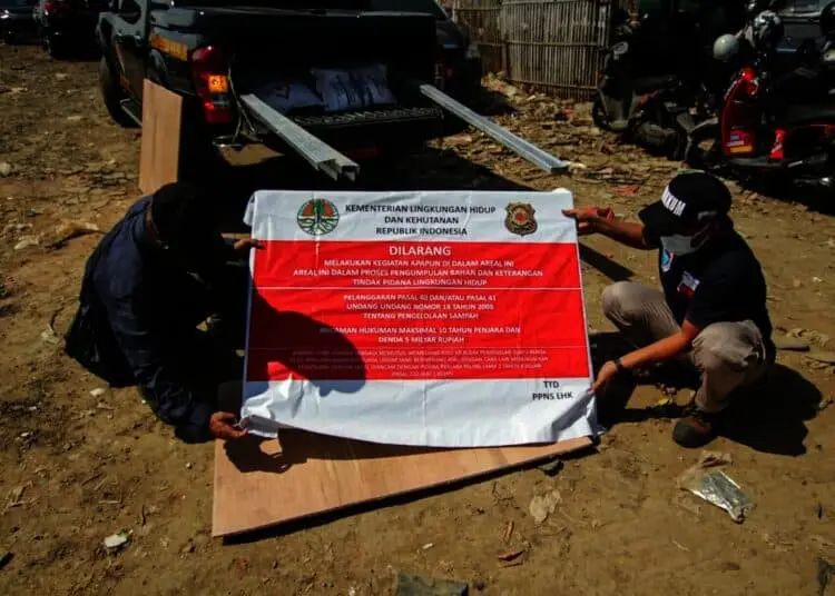 Potret Petugas KLHK Tutup TPS Liar di Neglasari Kota Tangerang