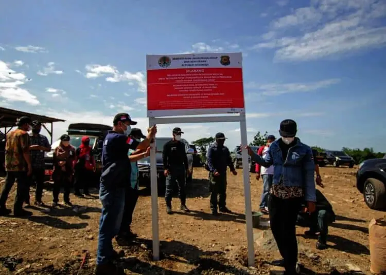 Potret Petugas KLHK Tutup TPS Liar di Neglasari Kota Tangerang