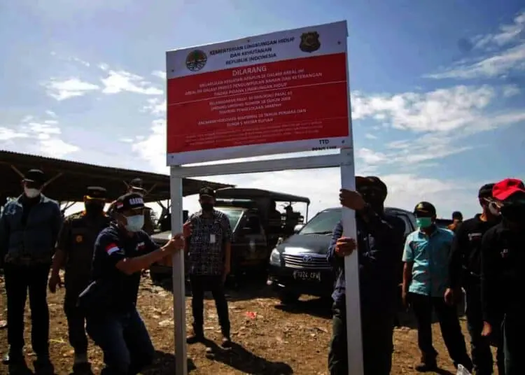 Potret Petugas KLHK Tutup TPS Liar di Neglasari Kota Tangerang