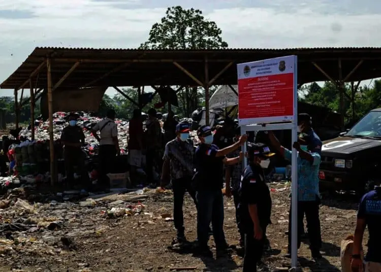 Potret Petugas KLHK Tutup TPS Liar di Neglasari Kota Tangerang