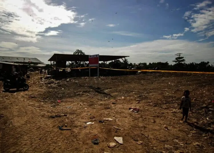 Potret Petugas KLHK Tutup TPS Liar di Neglasari Kota Tangerang