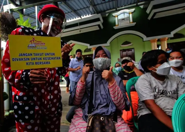 Potret Badut Ajak Warga Ikut Vaksinasi di Kota Tangerang