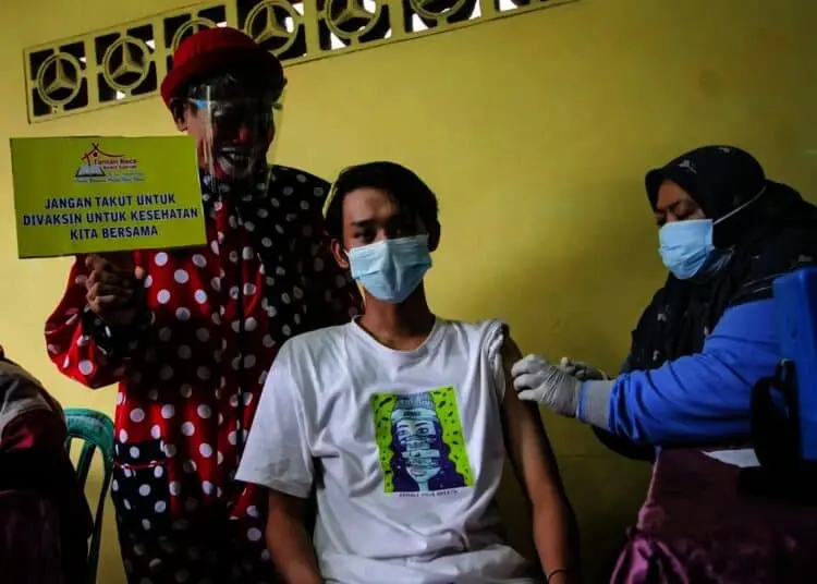 Potret Badut Ajak Warga Ikut Vaksinasi di Kota Tangerang