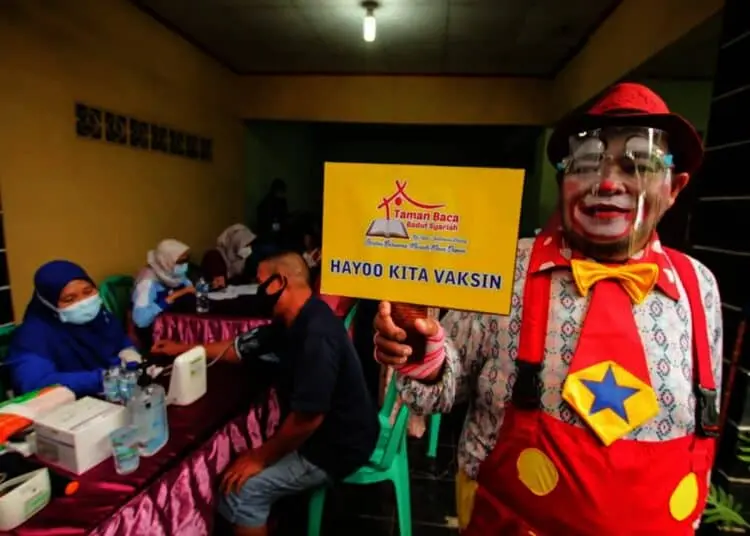Potret Badut Ajak Warga Ikut Vaksinasi di Kota Tangerang
