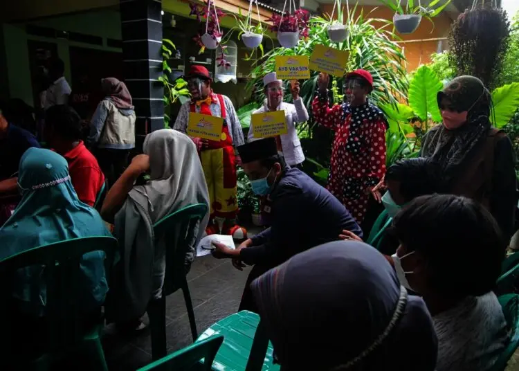 Potret Badut Ajak Warga Ikut Vaksinasi di Kota Tangerang