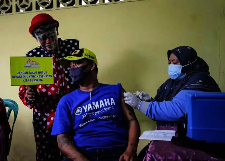 Potret Badut Ajak Warga Ikut Vaksinasi di Kota Tangerang