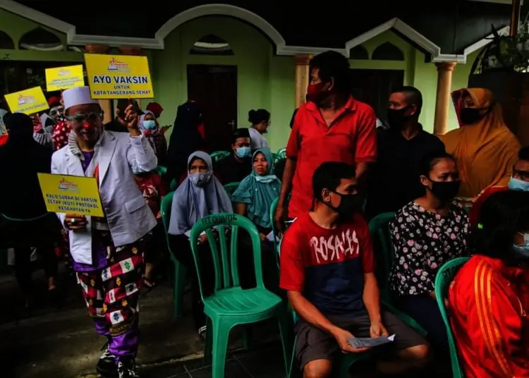 Potret Badut Ajak Warga Ikut Vaksinasi di Kota Tangerang