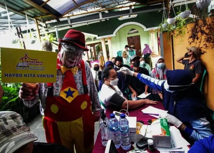 Potret Badut Ajak Warga Ikut Vaksinasi di Kota Tangerang