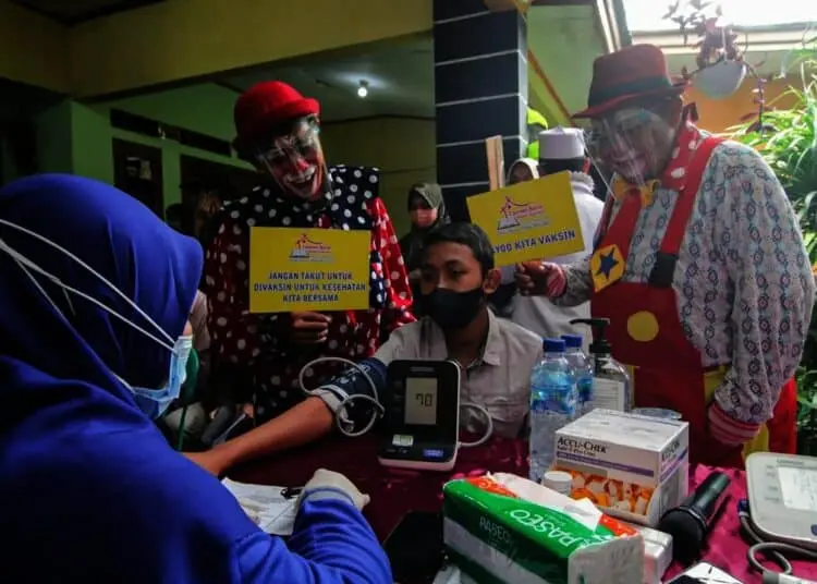 Potret Badut Ajak Warga Ikut Vaksinasi di Kota Tangerang